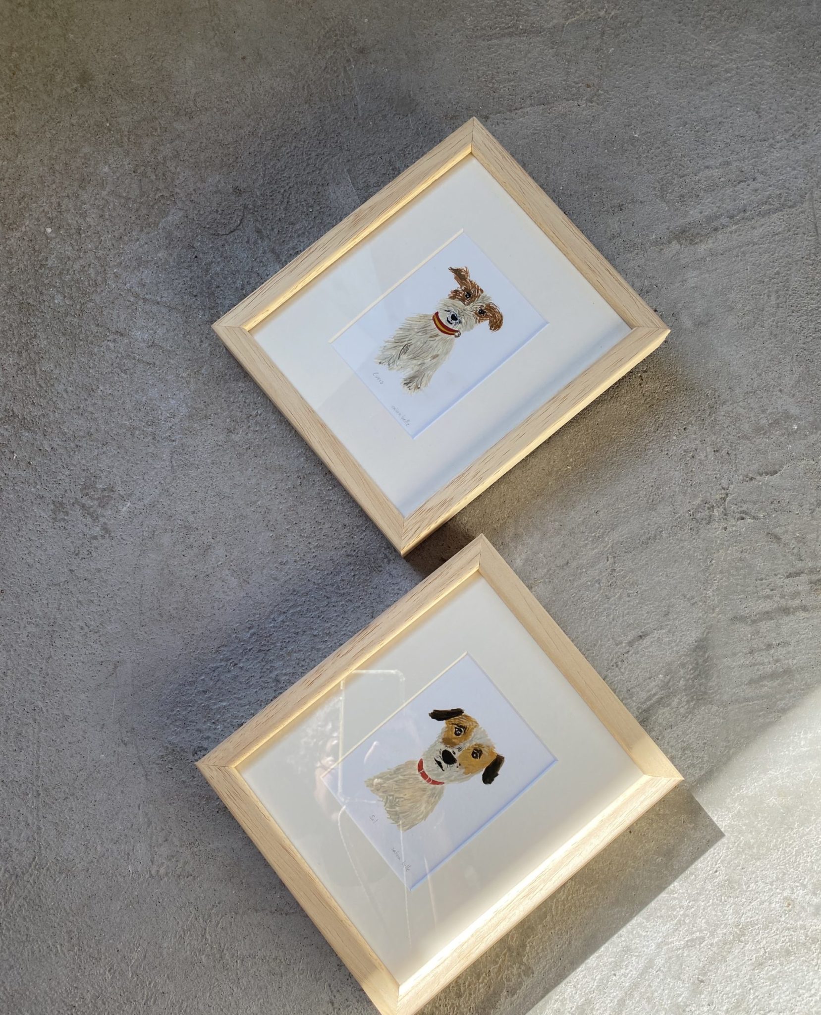 Mini Perrito Portrait framed in natural wood